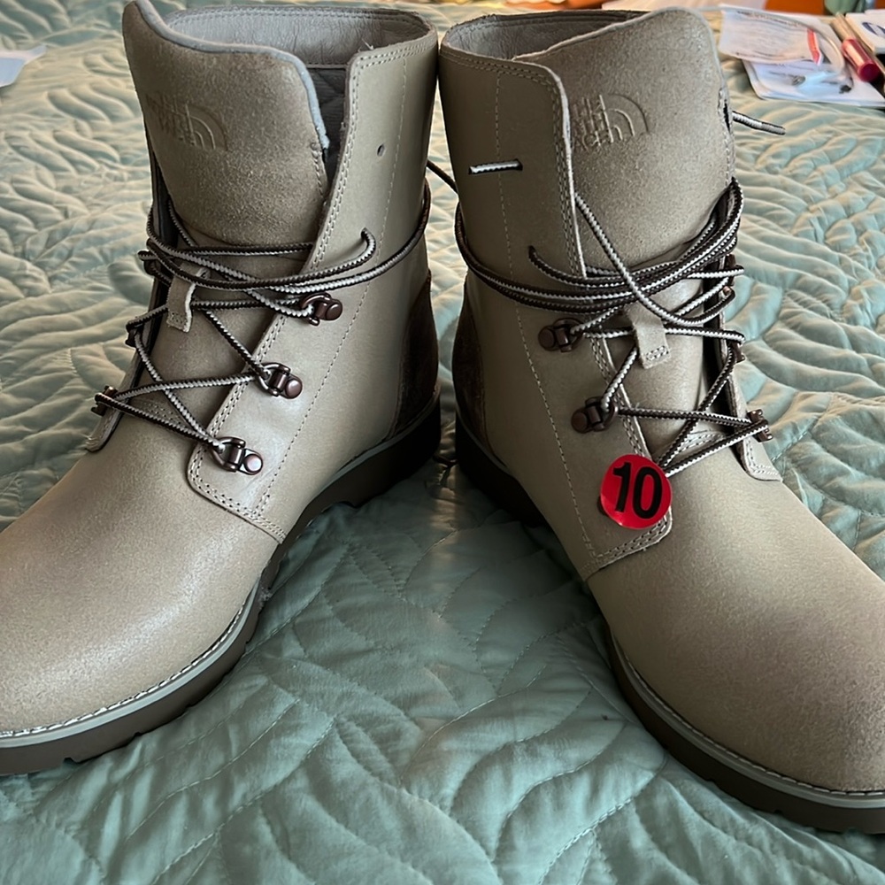 Never worn North Face boots women sz10